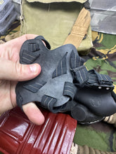 Lade das Bild in den Galerie-Viewer, Original WW2 British Army 1940 Dated Matching Gas Mask Respirator Set
