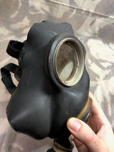 Load image into Gallery viewer, Original WW2 British Army Soldiers GSR Gas Mask Set in Bag
