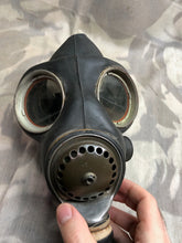 Load image into Gallery viewer, Original WW2 British Army Soldiers GSR Gas Mask Set in Bag
