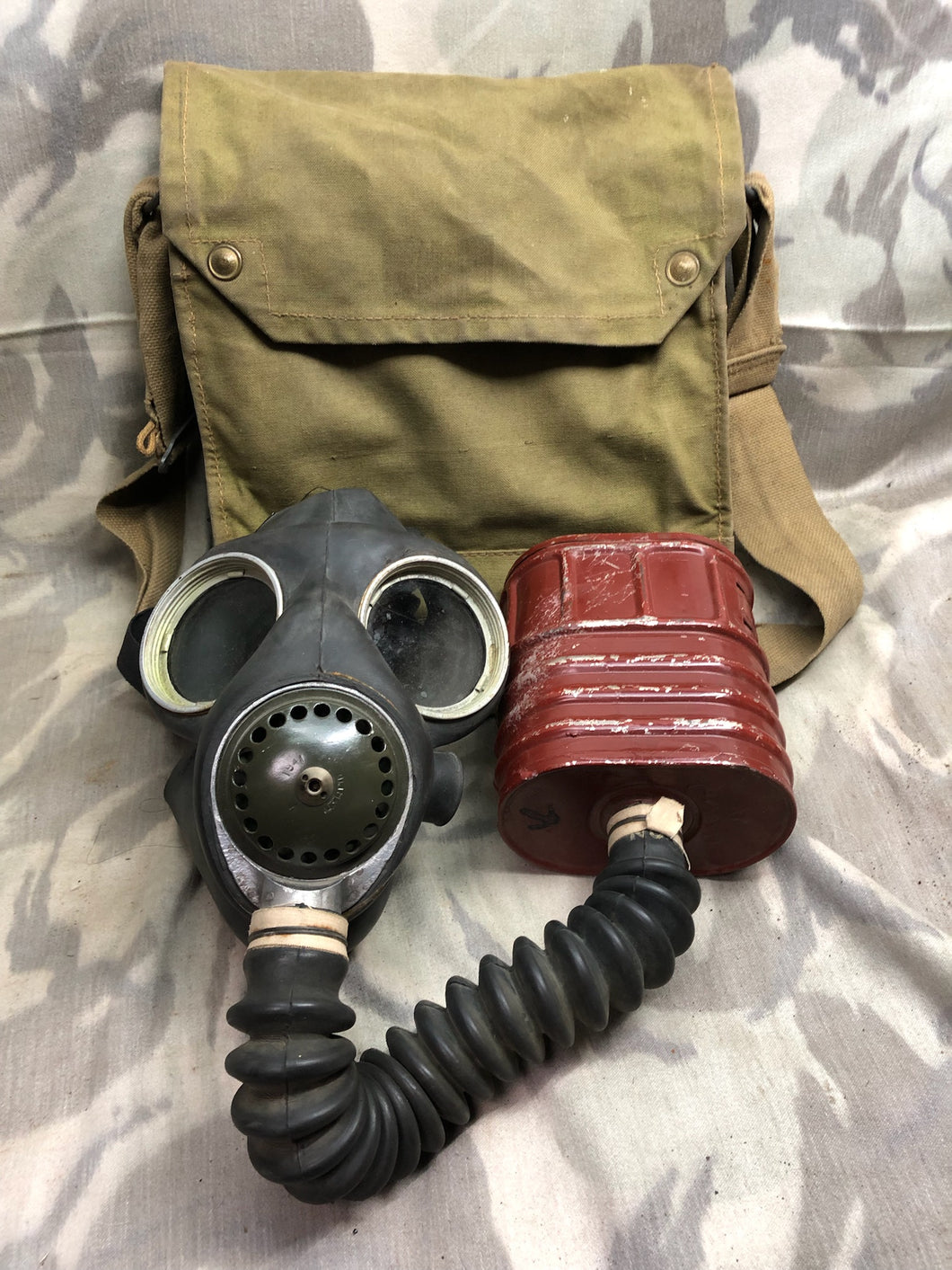 Original WW2 British Army Soldiers GSR Gas Mask Set in Bag