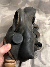 Load image into Gallery viewer, Original WW2 British Army Soldiers GSR Gas Mask Set in Bag
