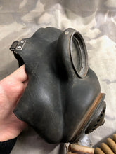 Load image into Gallery viewer, Original WW2 British Army Soldiers GSR Gas Mask Set in Bag
