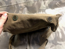 Load image into Gallery viewer, Rare T-Mic WW2 British Army Soldiers GSR Gas Mask Set in Bag
