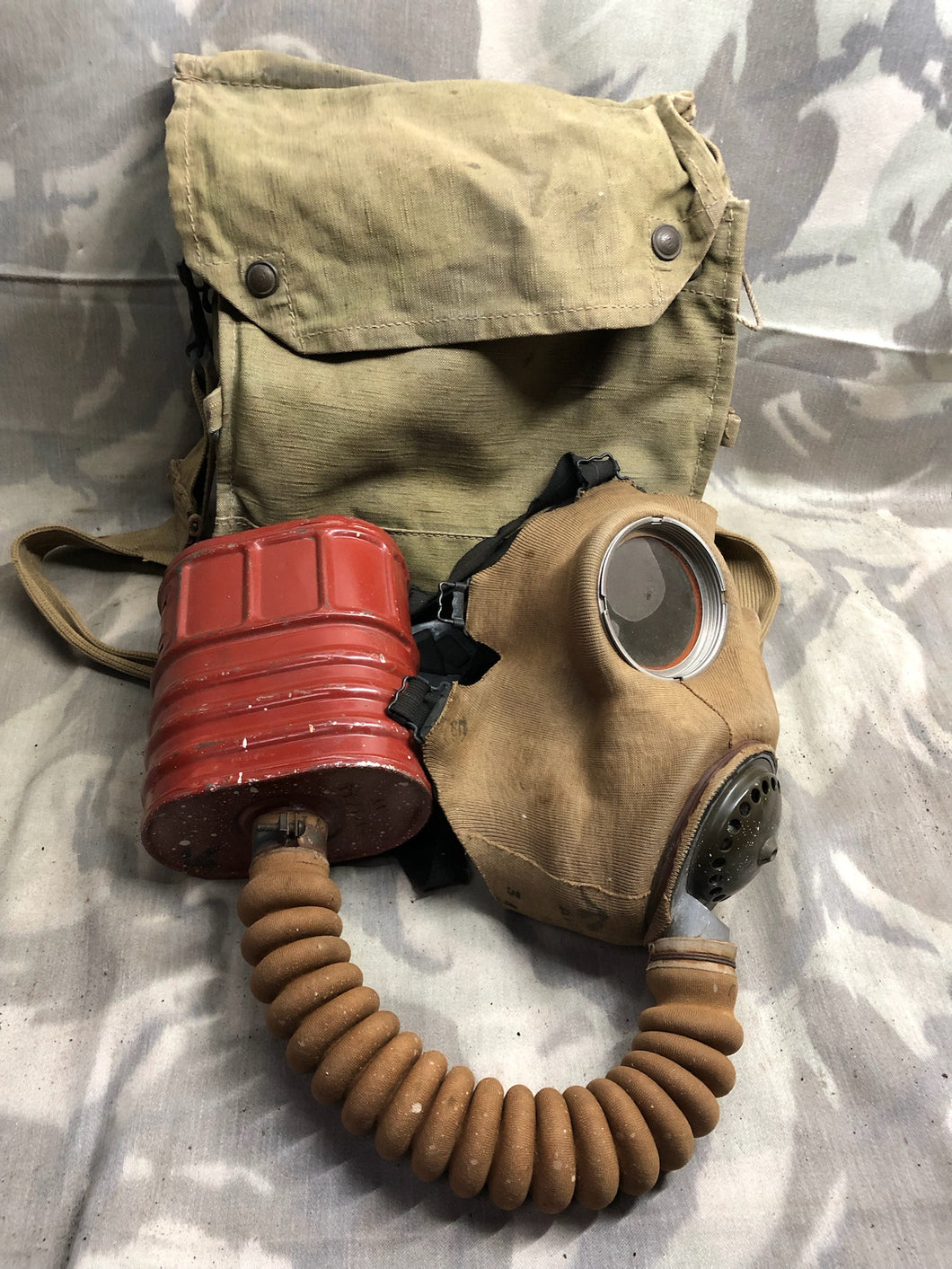 Original WW2 British Army Soldiers GSR Gas Mask Set in Bag