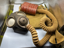 Charger l&#39;image dans la galerie, Original WW2 British Army Long-Hose Gas Mask with 1942 Dated Bag
