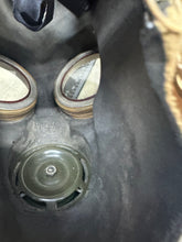 Load image into Gallery viewer, Original WW2 British Army Soldiers GSR Gas Mask Set in Bag
