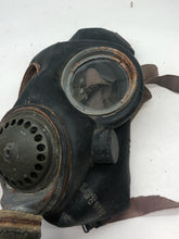 Charger l&#39;image dans la galerie, Original WW2 British Army Soldiers Gas Mask &amp; Filter Set
