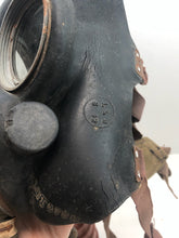 Charger l&#39;image dans la galerie, Original WW2 British Army Soldiers Gas Mask &amp; Filter Set
