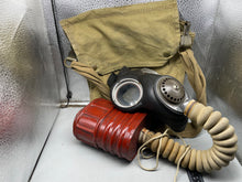 Charger l'image dans la galerie, Original WW2 British Army General Service Gas Mask with Bag - The Militaria Shop
