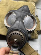 Charger l'image dans la galerie, Original WW2 British Army General Service Gas Mask with Bag - The Militaria Shop
