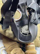 Charger l'image dans la galerie, Original WW2 British Army General Service Gas Mask with Bag - The Militaria Shop
