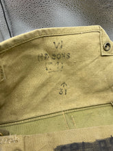 Charger l'image dans la galerie, Original WW2 British Army General Service Gas Mask with Bag - The Militaria Shop
