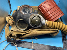 Charger l&#39;image dans la galerie, British Army WW2 Soldiers Gas Mask &amp; Bag Set
