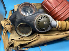 Charger l&#39;image dans la galerie, British Army WW2 Soldiers Gas Mask &amp; Bag Set
