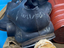 Load image into Gallery viewer, British Army WW2 Soldiers Gas Mask &amp; Bag Set
