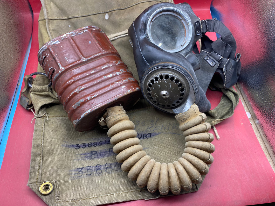 Gasmasken- und Taschenset für Soldaten der britischen Armee aus dem 2. Weltkrieg