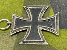 Charger l&#39;image dans la galerie, Original WW2 German Iron Cross 2nd Class
