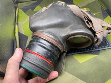 Charger l&#39;image dans la galerie, Original WW2 British Home Front ARP Warden&#39;s Gas Mask
