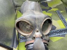 Charger l&#39;image dans la galerie, Original WW2 British Home Front ARP Warden&#39;s Gas Mask

