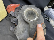Charger l'image dans la galerie, Original WW2 British Army General Service Gas Mask with Bag
