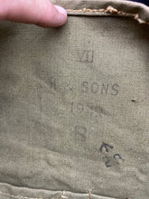 Charger l'image dans la galerie, Original WW2 British Army General Service Gas Mask with Bag
