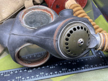 Charger l&#39;image dans la galerie, Original WW2 British Army GSR General Service Respirator Gas Mask Set - Dated 1941
