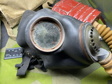 Charger l&#39;image dans la galerie, Original WW2 British Army GSR General Service Respirator Gas Mask Set - Dated 1941
