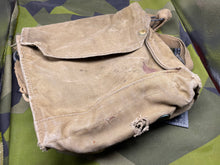 Charger l&#39;image dans la galerie, Original WW2 British Army GSR General Service Respirator Gas Mask Set - Dated 1941
