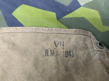 Charger l&#39;image dans la galerie, Original WW2 British Army GSR General Service Respirator Gas Mask Set - Dated 1941
