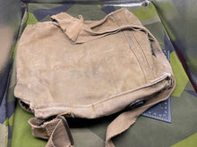 Charger l&#39;image dans la galerie, Original WW2 British Army GSR General Service Respirator Gas Mask Set - Dated 1941
