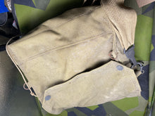 Charger l&#39;image dans la galerie, Original WW2 British Army GSR General Service Respirator Gas Mask Set - Dated 1940/41
