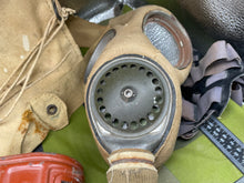 Charger l&#39;image dans la galerie, Original WW2 1941 Dated British Army GSR General Service Respirator Gas Mask Set
