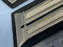 Lade das Bild in den Galerie-Viewer, Pair of WW2 German Army Officer's Collar Badges
