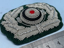 Lade das Bild in den Galerie-Viewer, A WW2 German Army Officer's Cap Badge

