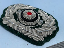 Lade das Bild in den Galerie-Viewer, A WW2 German Army Officer's Cap Badge
