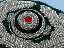 Lade das Bild in den Galerie-Viewer, A WW2 German Army Officer's Cap Badge
