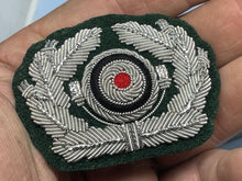 Lade das Bild in den Galerie-Viewer, A WW2 German Army Officer's Cap Badge
