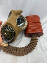 Lade das Bild in den Galerie-Viewer, Original WW2 British Army GSR Gas Mask General Service Respirator
