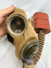 Lade das Bild in den Galerie-Viewer, Original WW2 British Army GSR Gas Mask General Service Respirator
