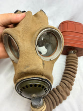 Lade das Bild in den Galerie-Viewer, Original WW2 British Army GSR Gas Mask General Service Respirator
