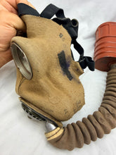 Lade das Bild in den Galerie-Viewer, Original WW2 British Army GSR Gas Mask General Service Respirator
