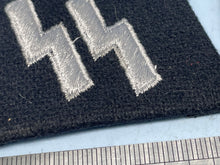 Load image into Gallery viewer, Pair of WW2 German SS Collar Badges
