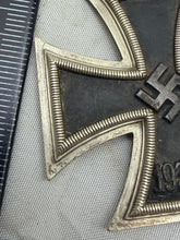 Charger l'image dans la galerie, Original WW2 German Army Iron Cross Medal with Ribbon
