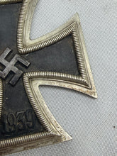 Charger l'image dans la galerie, Original WW2 German Army Iron Cross Medal with Ribbon
