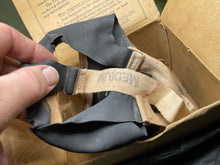 Charger l&#39;image dans la galerie, Original WW2 Civilian British Home Front Gas Mask in Cardboard Box with Cover
