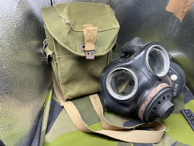 Charger l&#39;image dans la galerie, Original WW2 British Army Assault Gas Mask Set 1944
