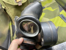 Charger l&#39;image dans la galerie, Original WW2 British Army Assault Gas Mask Set 1944
