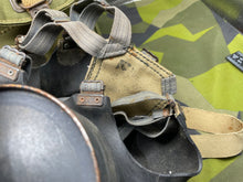Charger l&#39;image dans la galerie, Original WW2 British Army Assault Gas Mask Set 1944
