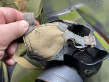 Charger l&#39;image dans la galerie, Original WW2 British Army Assault Gas Mask Set 1944
