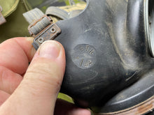 Charger l&#39;image dans la galerie, Original WW2 British Army Assault Gas Mask Set 1944
